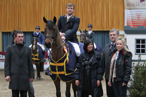 Zum Sieg im Großen Preis gratulieren Veranstalter Christian Strahlmann (v.l.), Hallengeschäftsführerin Petra Blunk, Richter Jörg Weinhold und Rike Bindner, Geschäftsführerin des Hauptsponsors Gut Vorbeck. Foto: Jutta Wego